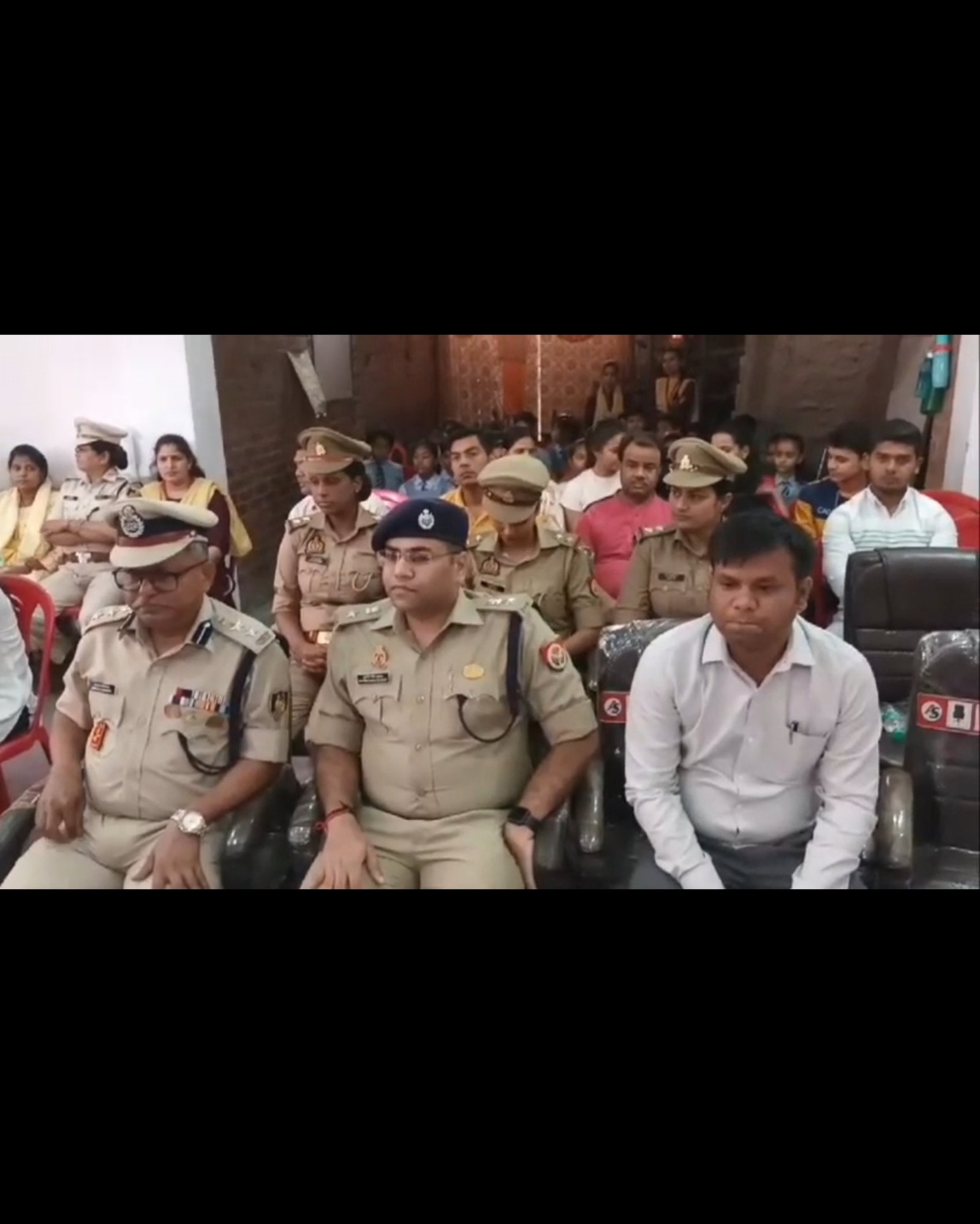 सी.आर.पी.एफ के शहीद जवान को पुलिस अधीक्षक सम्भल व सी.आर.पी.एफ कमांडेंट द्वारा दी गयी श्रद्धांजलि 